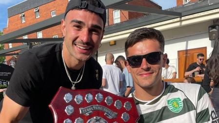 David Marijuan Barros (izda.) y Rubén Sarasa Flores, con el trofeo que ganaron como campeones de liga con su club de fútbol en Irlanda
