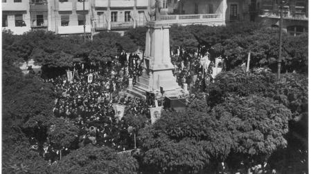 Una imagen de la inauguración del monumento, que entonces miraba hacia las Escuelas Municipales