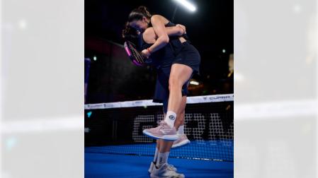 Martina Calvo y Claudia Fernández se abrazan tras conseguir la victoria en la final de Dusseldorf
