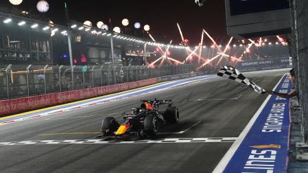 Max Verstappen cruza la línea de meta en Singapur