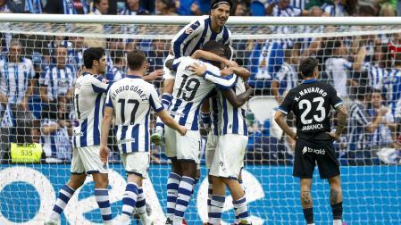 El centrocampista de la Real Sociedad Arsen Zajarián (c-d) celebra junto a sus compañeros tras marcar el 2-0 durante el encuentro de LaLiga entre la Real Sociedad y el Deportivo A Coruña.