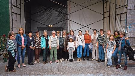 Esther Tolosa (3ª izq) y Caridad Caballero (4ª izq) entre las pastoras reconocidas ayer en Areso.