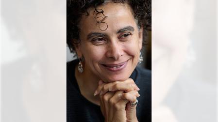 Adanía Shibli, este domingo, sonriente, durante un momento de la entrevista.