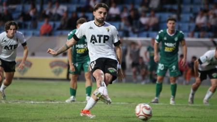 El jugador del Tudelano Ekhiotz Orobiogoikoetxea ha marcado el gol local de penalti