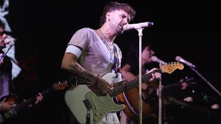 El cantante Dani Fernández durante el concierto ofrecido en la plaza del Pilar, en Zaragoza