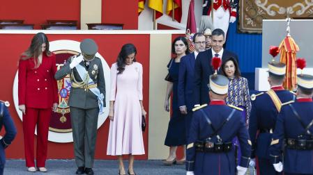Los Reyes don Felipe y doña Letizia presidieron este lunes 12 de octubre el acto con motivo de la Fiesta Nacional en el que participaron 4.400 militares en el centro de la capital.