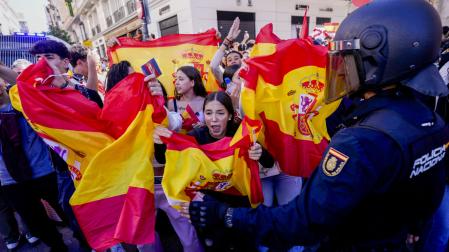 La Policía Nacional ha desplegado este lunes un cordón en torno a la acampada de la Puerta del Sol después de que un grupo de manifestantes con banderas de España y al grito de "Ceuta no se vende", se hayan concentrado también en este punto