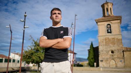 El centrocampista del Avance Javier Aizpurua posa en la plaza de Beriain, localidad de la que procede y en la que reside