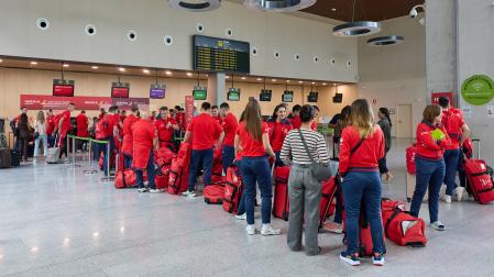 La expedición mundialista, este lunes en el aeropuerto de Noáin