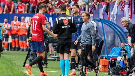 Budimir saluda a Jagoba Arrasate tras ser sustituido por Raúl. Detrás observa el partido Sergio Herrera.