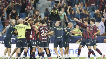 Los jugadores del Levante celebran el empate in extremis ante el Sevilla