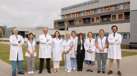 El Dr. Luis Chiva, director del Departamento de Ginecología de la Clínica Universidad de Navarra, con especialistas multidisciplinares, enfermeras, auxiliares y administrativas del equipo de la Unidad de Fertilidad.