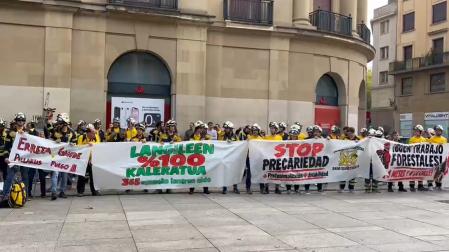 Más de un centenar de bomberos forestales se han concentrado este martes, 13 de octubre, frente al Palacio de Navarra