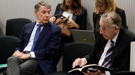El expresidente madrileño Ignacio González (i) durante su juicio en la sección segunda de la Sala de lo Penal de la Audiencia Nacional en Madrid, este martes.