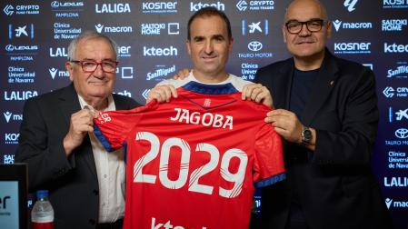Luis Sabalza y Cata junto a Jagoba Arrasate en su presentación