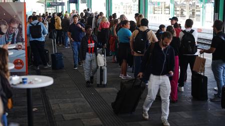 Filas de pasajeros en la estación de tren de Pamplona, este martes 13 de octubre