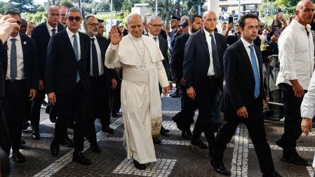 El papa entró andando al hospital acompañado de sus secretarios y médico personal