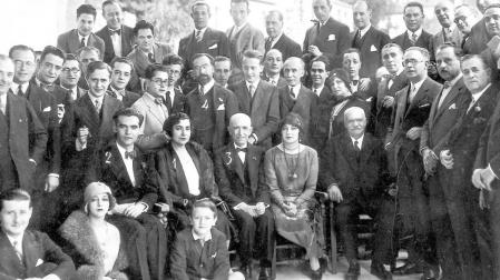 En la imagen se puede ver a Federico García Lorca, la artista Margarita Xirgu, Manuel de Falla. También está Jesús Yoldi