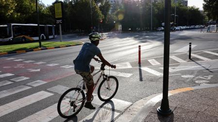Un ciclista circula por un carril bici de Pamplona