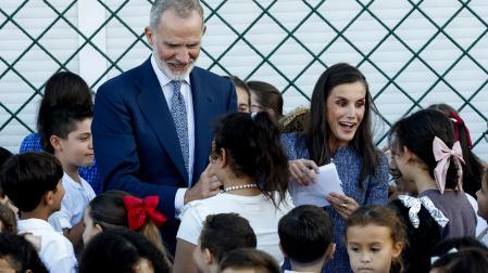 Los reyes Felipe VI y Letizia, en su visita al colegio público Vicente Aleixandre del barrio de Manzanera en Ceuta