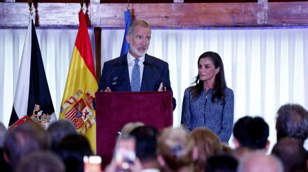 Los reyes Felipe VI y Letizia, durante su encuentro con la sociedad ceutí