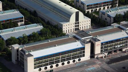 Vista aérea del campus de la UPNA, con el Aulario y la Biblioteca en primer plano