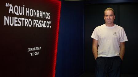 Arrasate pasa por delante de la icónica frase del periodista navarro David Beriáin que está en el túnel de vestuarios