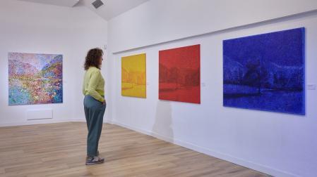 La galerista de Ormolú, Marga Urdánoz, ante El valle abstracto, el conjunto de obras que conforman, desde la izquierda, Día, Legado y Noche. A su lado, Gritsándanas I