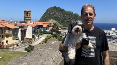 Manuel Álvarez Ochoa de Olza junto a su perro Spam frente al ratón de Getaria, lugar que eligió la familia para despedirlo