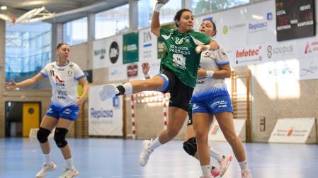 Nerea Canas dispara a puerta frente a una defensora del Elda en la segunda jornada de liga.