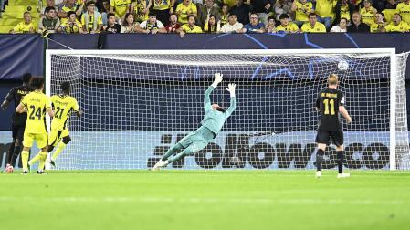 El delantero del Villarreal Tani Oluwaseyi marca el 3-1 que sentenciaba el encuentro contra el Nápoles