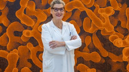 La Dra. Ana Patiño García, directora de la Unidad de Medicina Genómica de la Clínica, ha sido una de las especialistas que ha manejado los estudios genómicos y elgrupo de trabajo de cáncer hereditario de SEHOP-PENCIL desde el CCUN.