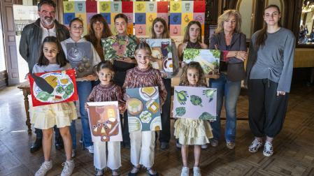 Los ganadores y los finalistas posan con las autoridades y el jurado, tras la entrega de los premios del Concurso de Pintura de Producto Local.