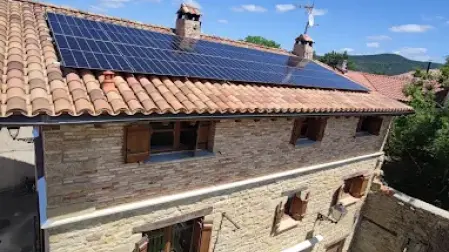 Instalación solar sobre una vivienda residencial
