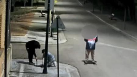 Los tres detenidos, durante uno de sus robos de cobre