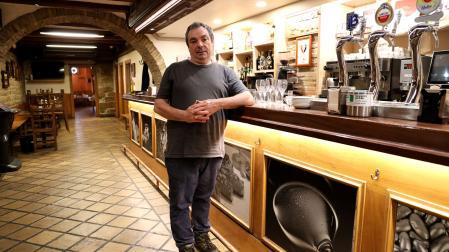 Javier Ayerra Echarte, en la barra del bar Aloa, que cerró el pasado martes tras 50 años abierto