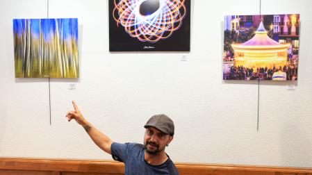 Mikel Montesinos Zornoza señala una de las imágenes que componen su exposición 'Esencia onírica'.