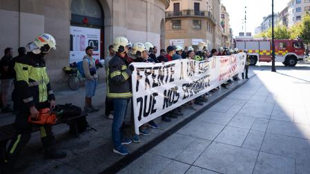 Concentración de parte de la plantilla de bomberos este miércoles 14 de octubre frente a Diputación