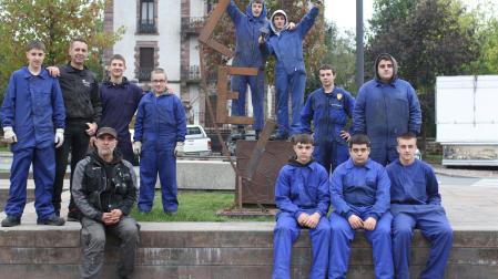 Alumnos y monitores del CIP Elizondo Lanbide Eskola, autores de dos cuerpos escultóricos del programa de artes escénicas.
