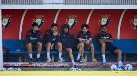 Asier Bonel, Kike Barja, Aimar Oroz, Raúl Moro y Romain del Castillo, viendo a sus compañeros