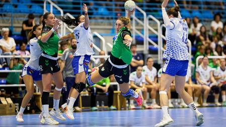 Estitxu Rodríguez, en su primer duelo en Villava tras 8 meses de ausencia por lesión, supera la defensa del Granollers