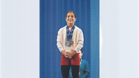 Elena Habans posa con las tres medallas conseguidas en Durrës