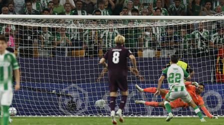 Isco Alarcón anota el 3-2 desde los once metros culminando la remontada del Betis