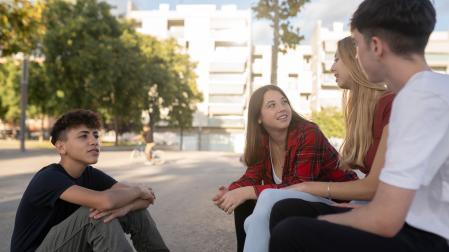Imagen de unos adolescentes manteniendo una conversación