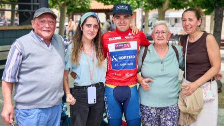 Aimar Tadeo, con su familia el día que ganó la Vuelta a Navarra.