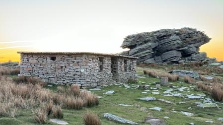 Detalle de Garine Etxola, enclavada a 200 metros de la cima del Larrún.