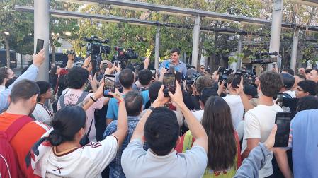 Cientos de personas escuchan a Vito Quiles en la plaza de Yamaguchi