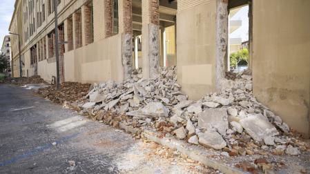 Aberturas en la fachada del antiguo colegio en la calle Sangüesa, donde va a ir un paso peatonal