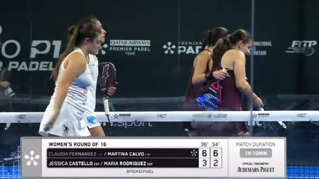 Jessica Castelló y Laria Rodríguez junto a Matina Calvo y Claudia Fernández tras el encuentro en el Oysho Milano Premier Padel P1