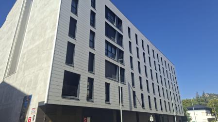 Edificio de viviendas en la calle Fray Diego en cuyo número 28 se plantea un futuro hostal en planta baja.